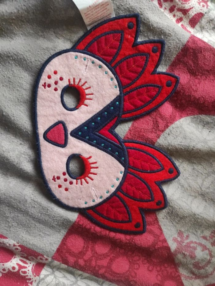 Sweat dpam 6 ans et son masque à accrocher sur le sweat - photo numéro 3