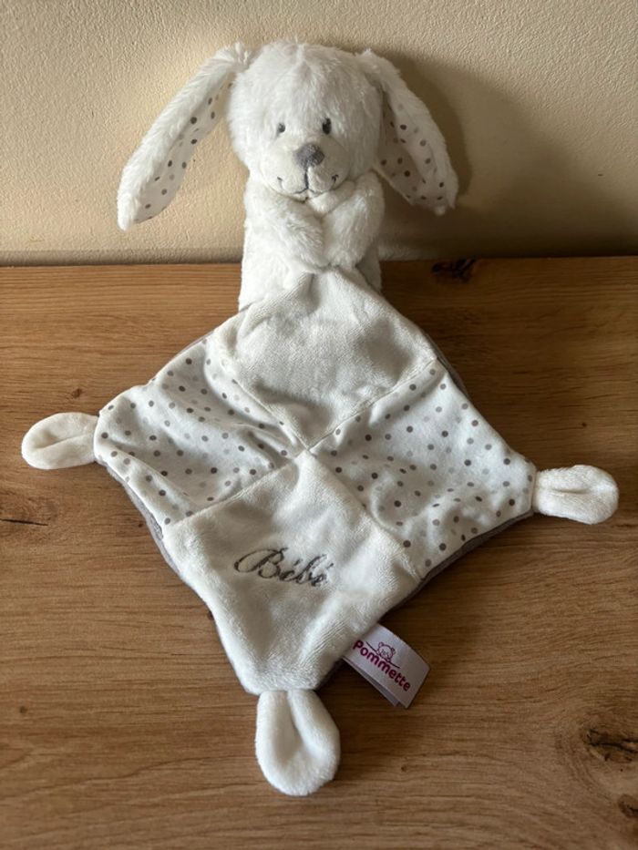 Doudou lapin blanc mouchoir bebe pois gris pommette
