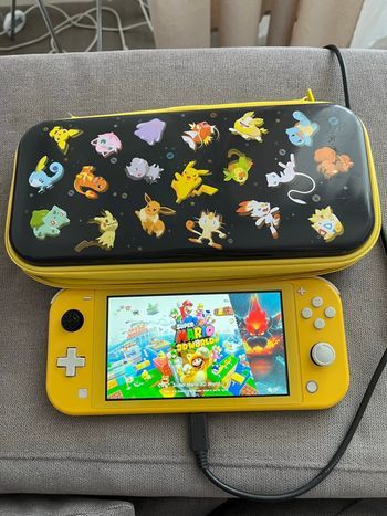 Switch lite+jeu + sacoche