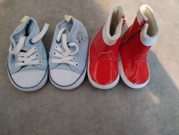 1 paire de chaussures et 1 paire de bottes taille 18