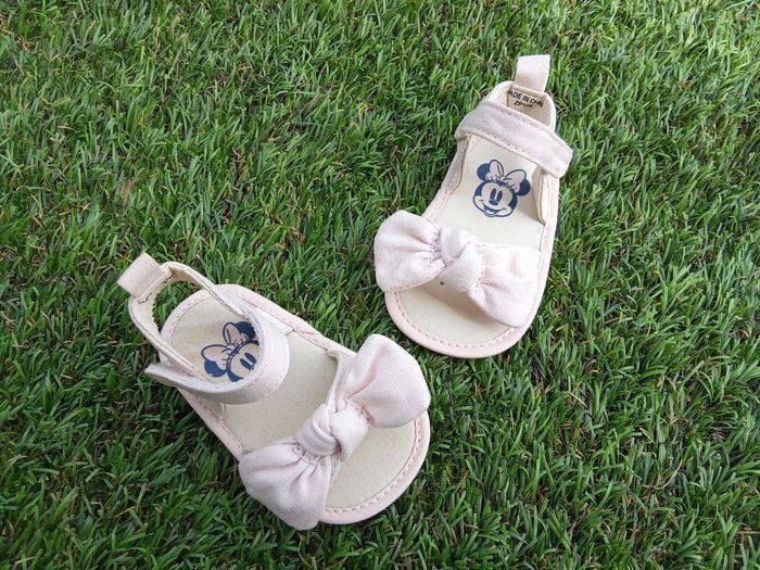 Lot de 2 paires de Chaussures bébé fille naissance , 0 à 6 mois environ, été ,Minnie, Disney  rose, scratch noire lacet motif chat,  cérémonie - photo numéro 2