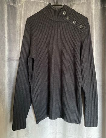 Pull noir avec col boutonné