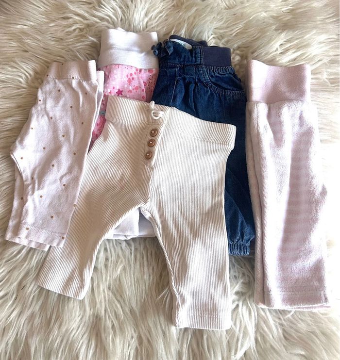 Fille 👧🏻 Lot fille 1 mois été - 3 debardeurs/1 tshirt/1 bloomer + lot de pantalon a donner - photo numéro 6