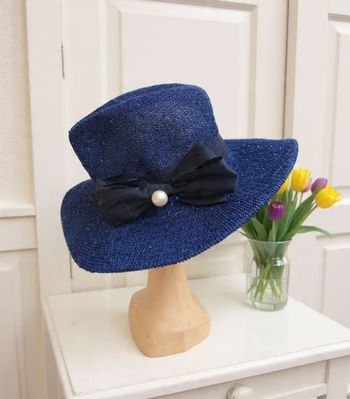 grand chapeau neuf bleu marine paillettes avec un ruban noeud perle nacré Tu