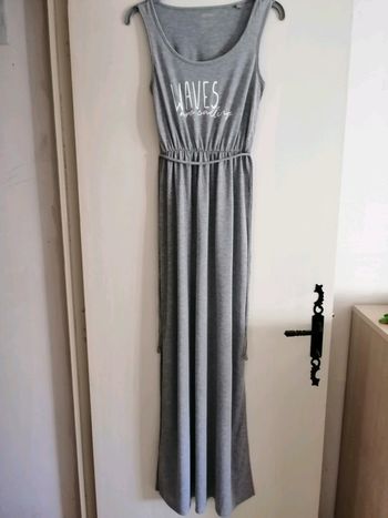 Robe décontractée grise.