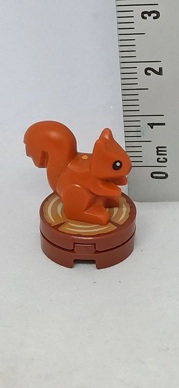 Écureuil sur souche d'arbre lego