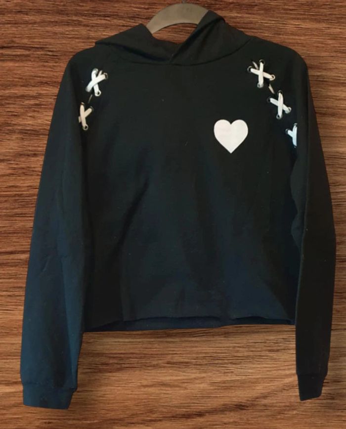 Pull court noir avec cœur blanc