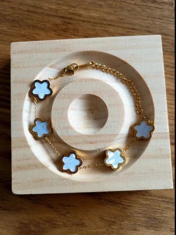 Bracelet doré femme à fleurs nacrées – style raffiné chic – bijou élégant ajustable