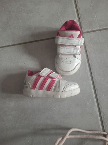 Baskets à scratch rose et blanc Adidas