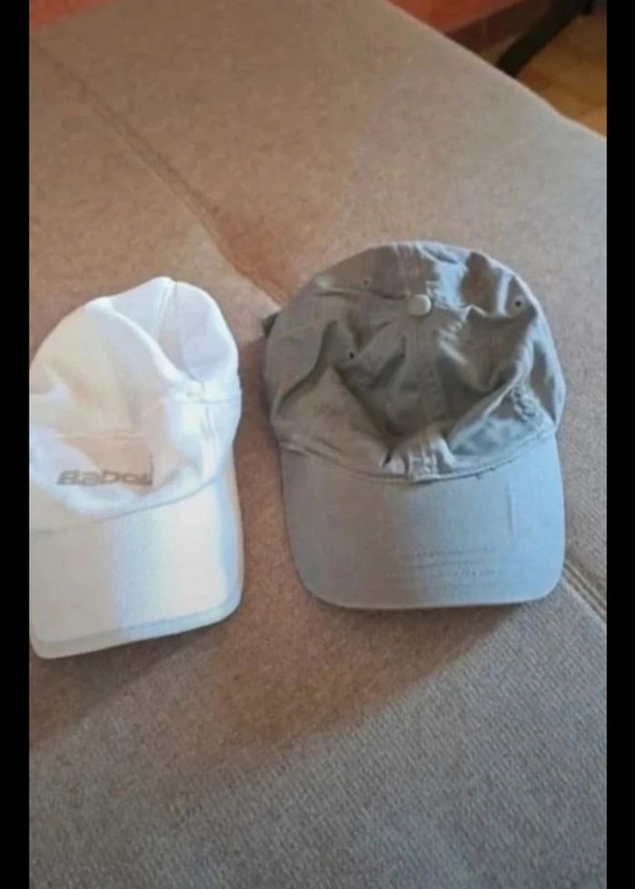 2 casquettes (lire descriptif)