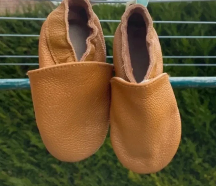 Chaussons bébé 12-18 mois en simili cuir, en bon état. - photo numéro 4