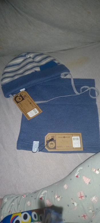 Ensemble  bonnet et tour de coup neuf t.48 env 12mois