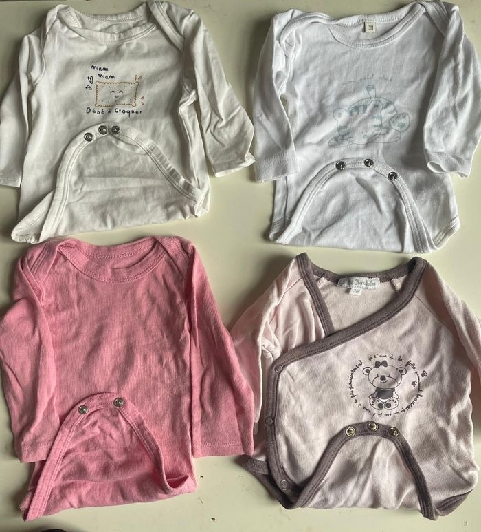 Lot de 4 bodies de 4 mois