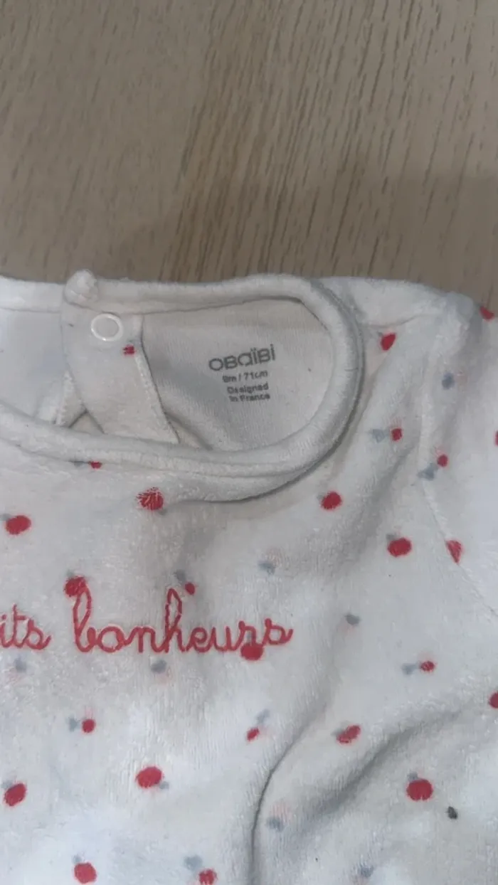 Vend pyjama motif pomme taille 9 mois marque obaibi très bonne état - photo numéro 2