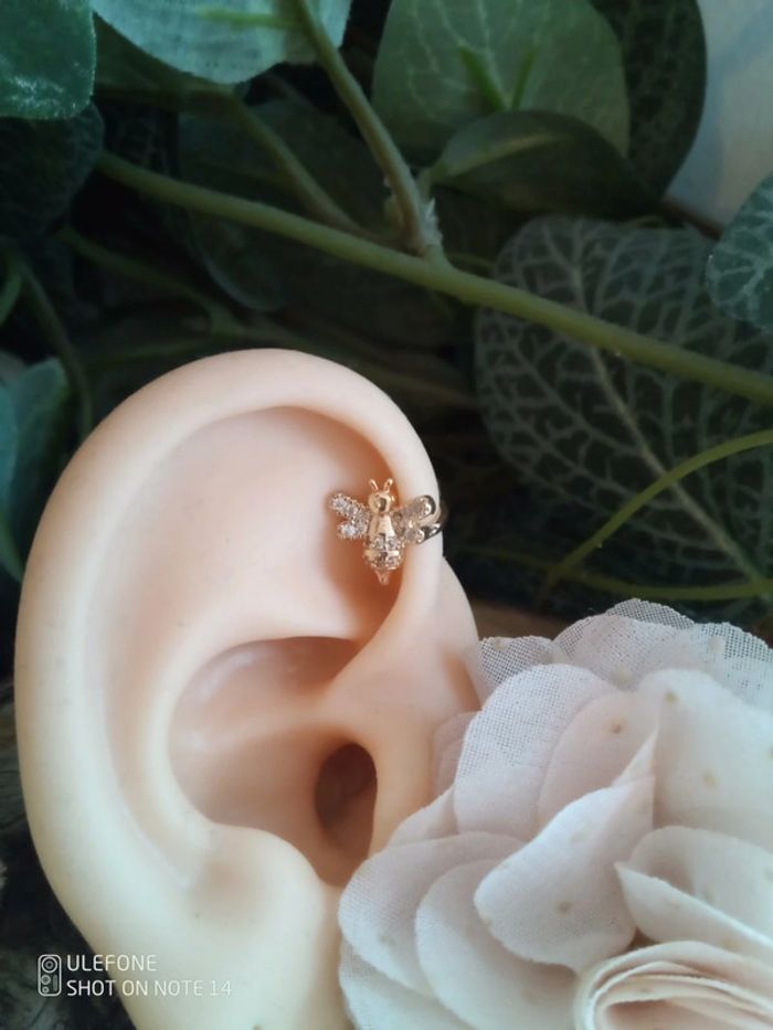 Clip oreille abeille dorée