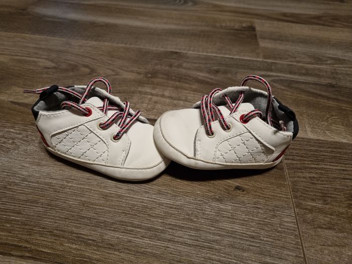 Baskets blanche taille 6/ 12 mois