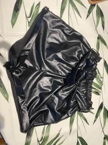 Short cuir