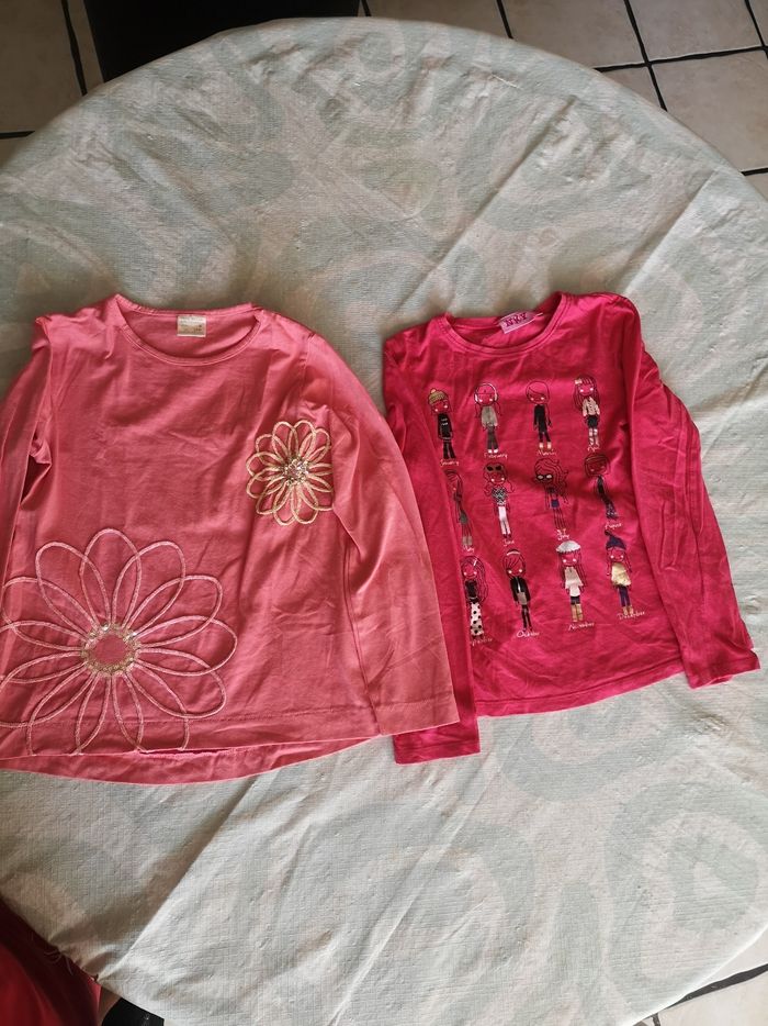 Lots de 6 tee-shirts manches longues plus un sweat à capuche plus une robe plusieurs marques taille 8ans