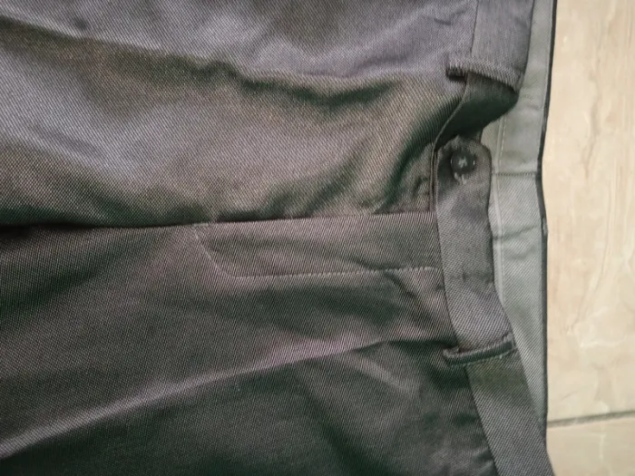 Costume homme gris noir légèrement satiné Taille 52/ 46 - photo numéro 12