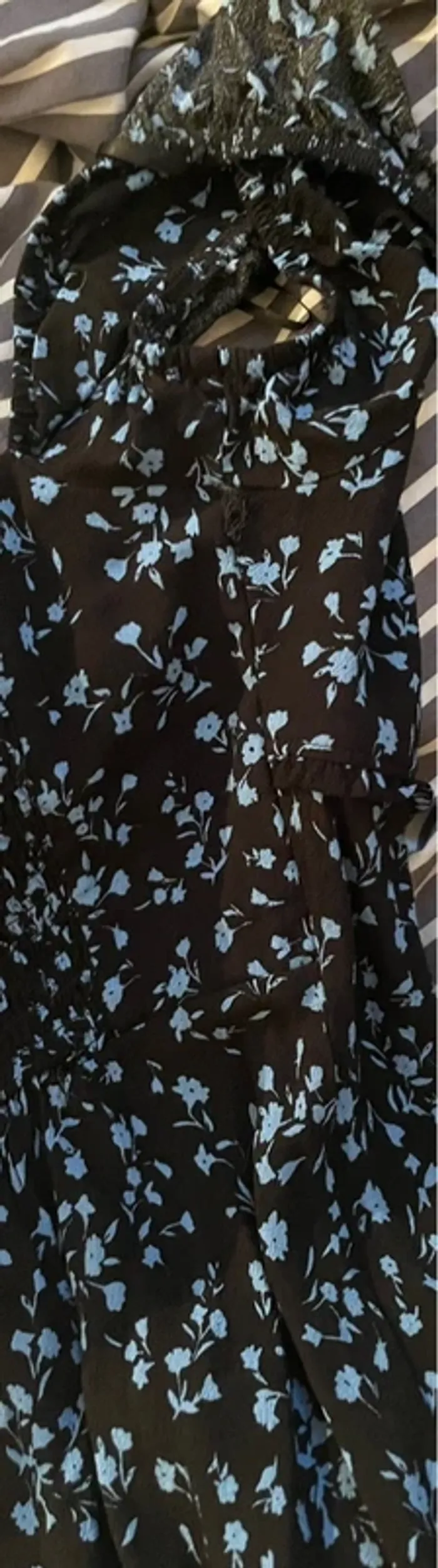 Robe noire à fleurs bleues - photo numéro 5