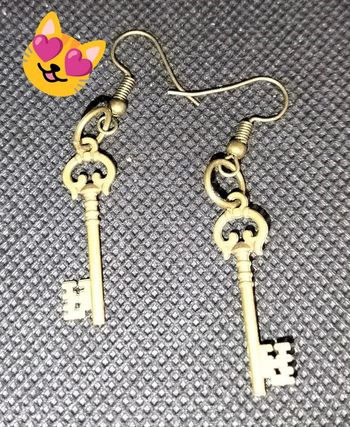 Boucle d'oreille en forme de clé bronze