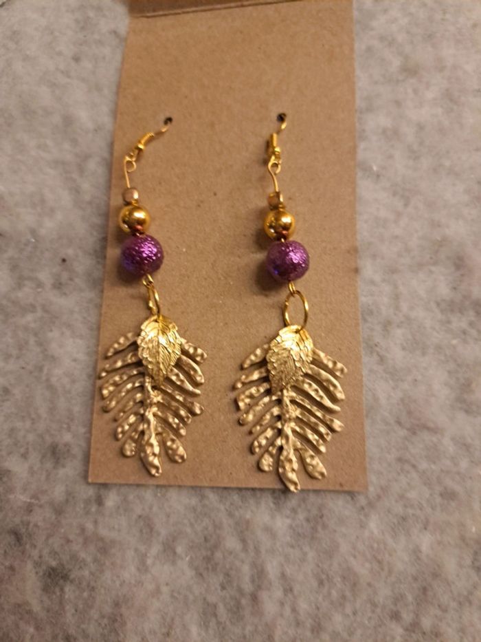 Boucles d'oreilles pendante violette et doré - photo numéro 7