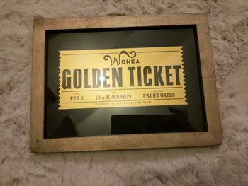 Ticket d'or sous cadre