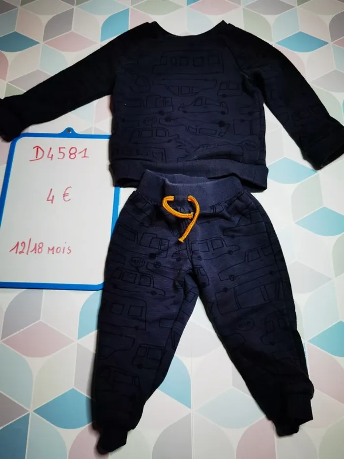 D4581 - ensemble jogging garçon 12/18 mois