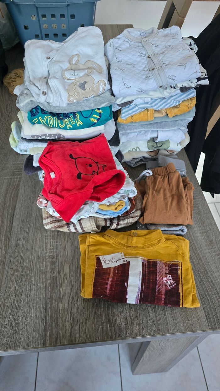 Lot vêtements 1 et 3 mois - photo numéro 2