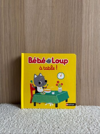 Livre bébé loup à table
