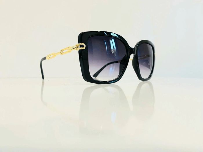 Lunette de soleil femme noire bras en chaîne dorée verres dégradés UV protection catégorie 3 - photo numéro 3