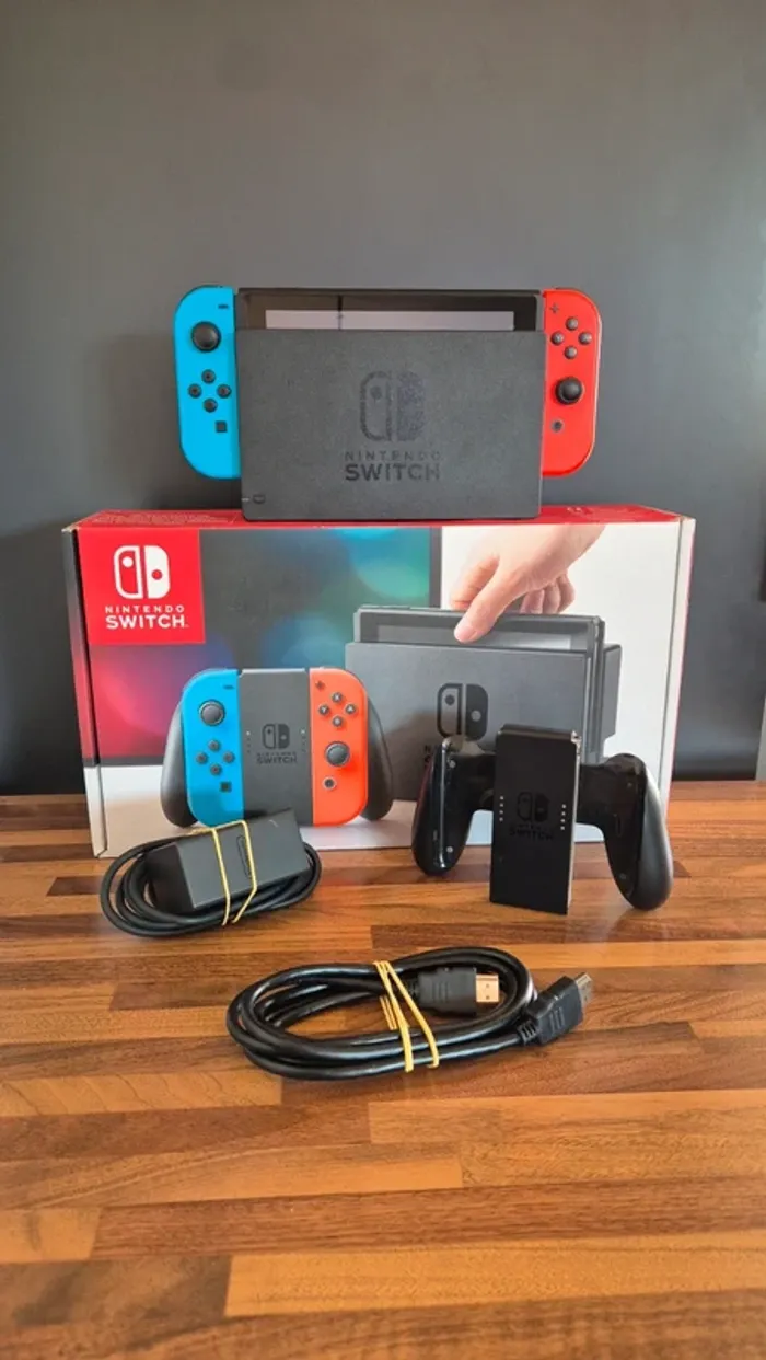 Console Nintendo switch en boîte - photo numéro 2