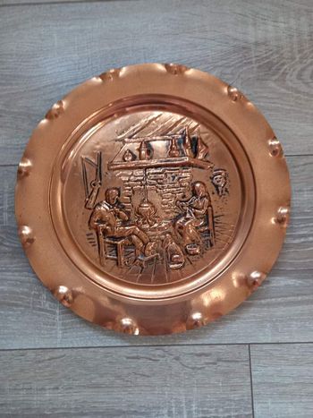 Assiette décorative en cuivre "personnages au coin du feu".