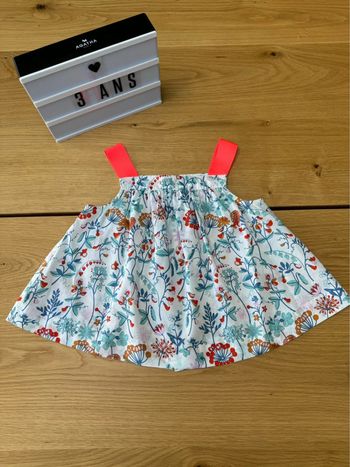 Blouse en tissu liberty Maynard tons blanc/vert/rouge et bretelles orange fluo - Taille 3 Ans