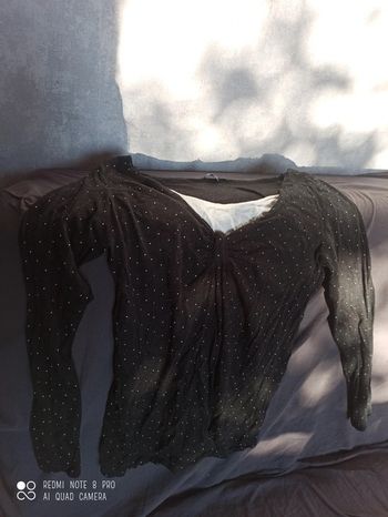 Haut noir à pois blancs