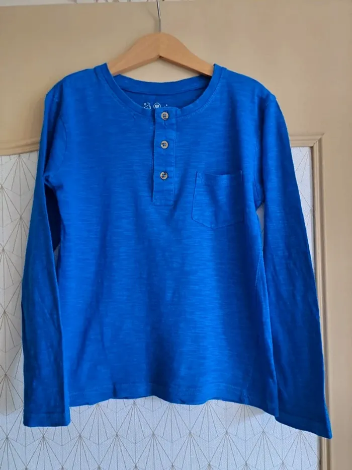 T-shirt ML Garçon U essentiel 10 ans bleu 1 mini accroc recousu à peine visible prix mini