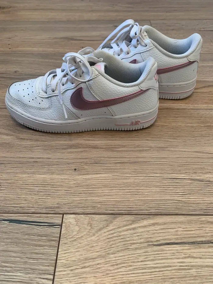 Basket Nike Air Force One blanche et rose Taille 36.5