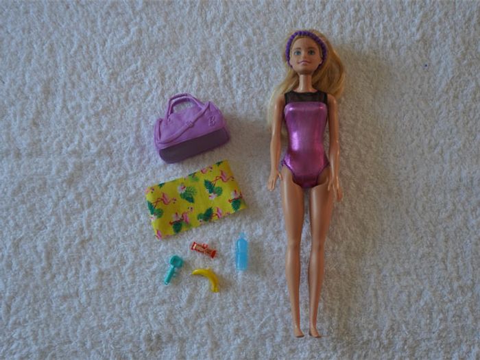 Barbie va au sport (1 poupée + 1 sac + accessoires)