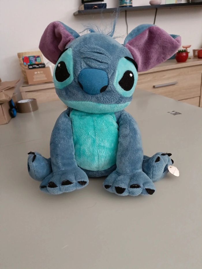Peluche Stitch qui chante et danse.