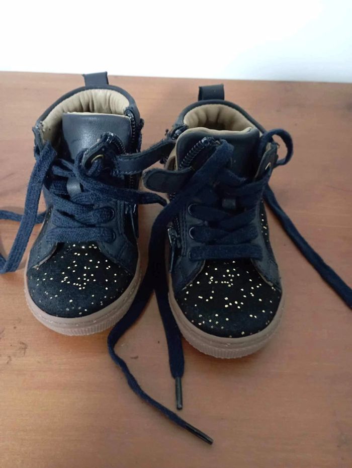 Boutin bébé fille bleue nuit taille 21 marque ver bouder très bon état.