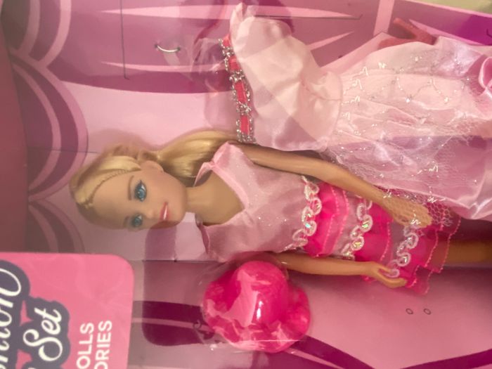 Superbe coffret de 4 poupées neuf - photo numéro 5