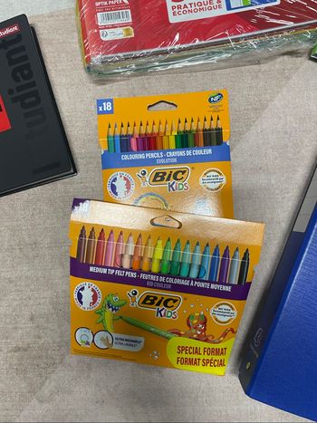 Lot de fournitures scolaires