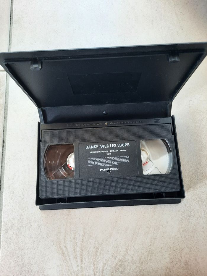 Cassette film vidéo  vhs  "Danse avec les loups " - photo numéro 3