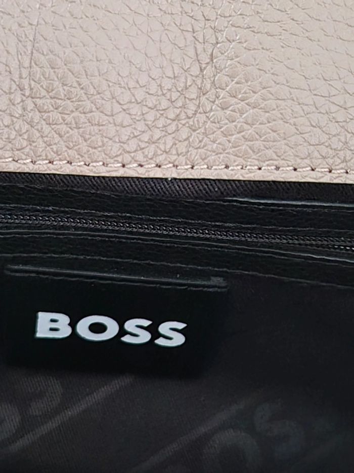 Sac bandoulière Boss en cuir en parfait état - photo numéro 3