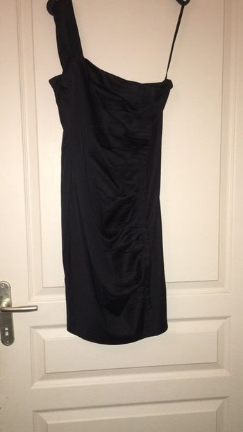 Robe noire en très bon état