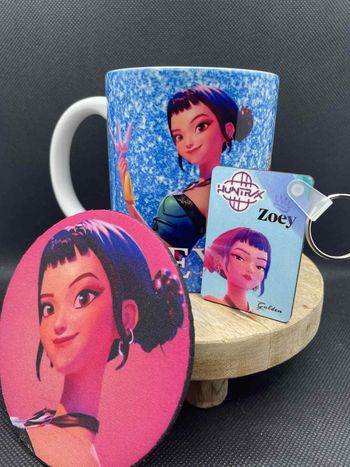 🔥 Coffret Zoey – K-pop Demon Hunters – Mug + dessous de tasse + porte-clé | Idée cadeau fan