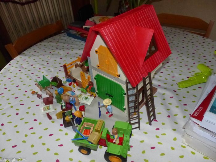 lot playmobils la grande ferme + persos  et accessoires - photo numéro 7
