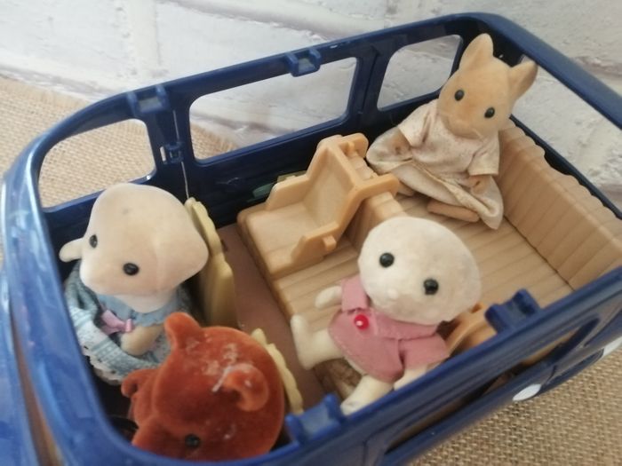 Voiture et figurines sylvanian - photo numéro 3