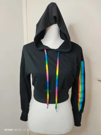 Jolie sweat court et fin taille S