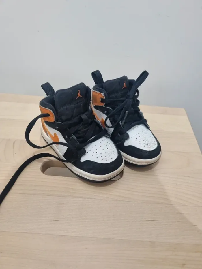 Baskets nike  jordan bébé taille 22